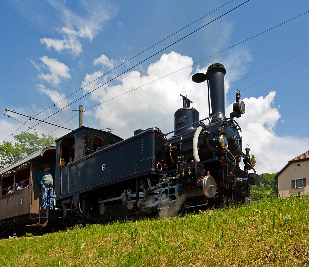 Pfingstdampf Festival bei der Museumsbahn Blonay-Chamby: Die G 3/3 Dampftenderlokomotive ex BAM Nr. 6  mit Personenzug fhrt am 27.05.2012 von Blonay nach Chamby, hier kurz hinter dem Haltepunkt Cornaux. Die Lok 1901 von der Schweizerische Lokomotiv- und Maschinenfabrik (SLM) in Winterthur unter der Fabriknummer 1341, fr die JS (Jura–Simplon-Bahn) gebaut,  hier hatte sie die Lok Nr. 909. Ab 1902 gehrte die Bahn zur SBB und die Lok erhielt die Nr. 109, 1921 wurde sie dann an die BAM (Bire–Apples–Morges-Bahn) verkauft. 