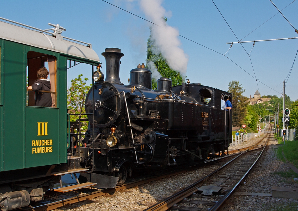 Pfingstdampf Festival bei der Museumsbahn Blonay-Chamby - Die HG 3/4 Zahnraddampflok B.F.D.  N 3  (Brig–Furka–Disentis-Bahn) fhrt mit Ihrem Zug am 27.05.2012 vom Bahnhof Blonay weiter nach Vevey hinab. 

Diese Lok wurde 1913 von SLM unter der Fabriknummer 2317 gebaut. Insgesamt wurden zehn dieser Loks des Typs HG 3/4 ab 1913 durch die Brig–Furka–Disentis-Bahn beschafft. Die von der Schweizerischen Lokomotiv- und Maschinenfabrik Winterthur (SLM) gebauten Zahnradlokomotiven kamen nach ihrer Ausmusterung in der Schweiz auch in Frankreich und Vietnam zum Einsatz, diese hier kam 1969 zur Museumsbahn B-C.
Bis heute sind vier Exemplare betriebsfhig erhalten, drei davon bei der Dampfbahn Furka-Bergstrecke (DFB). Weiterhin gingen berreste der der Nr. 2 und 8 Vietnam wieder zur BFD. 
