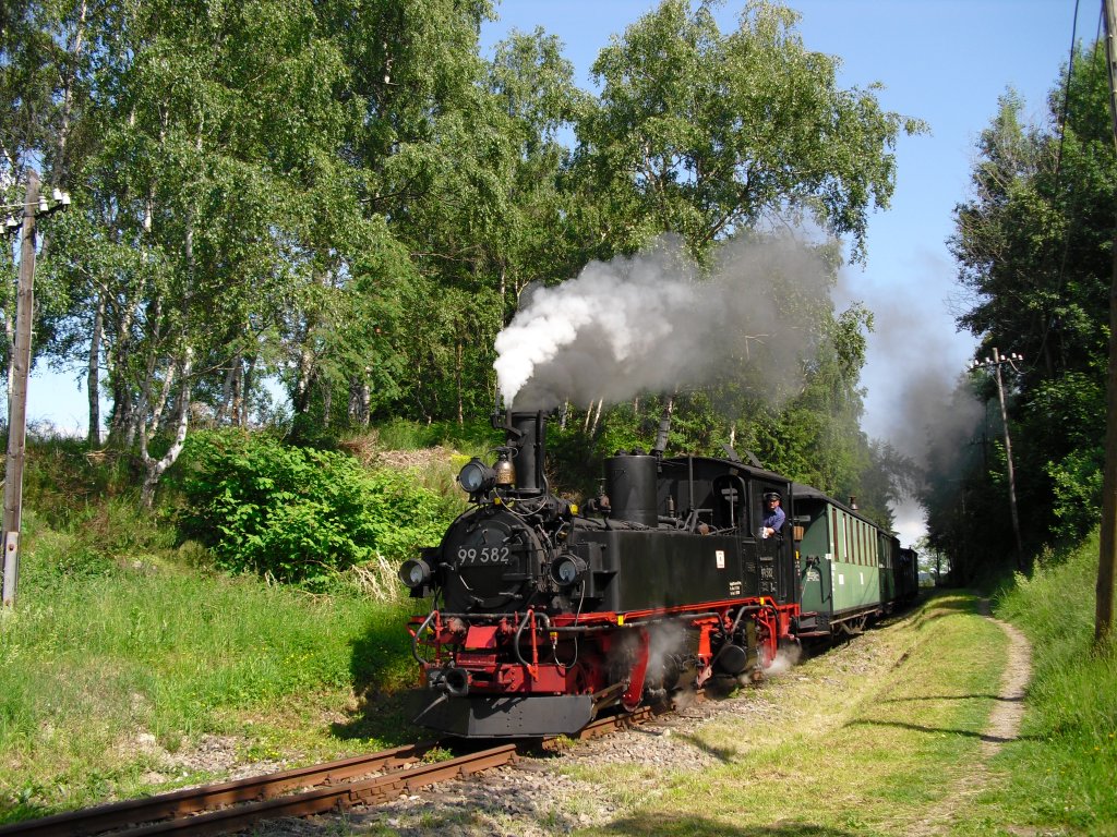 Pfingstdampf in Schnheide am 11.06.11. 99 582 bei der Abfahrt in Neulehn.

