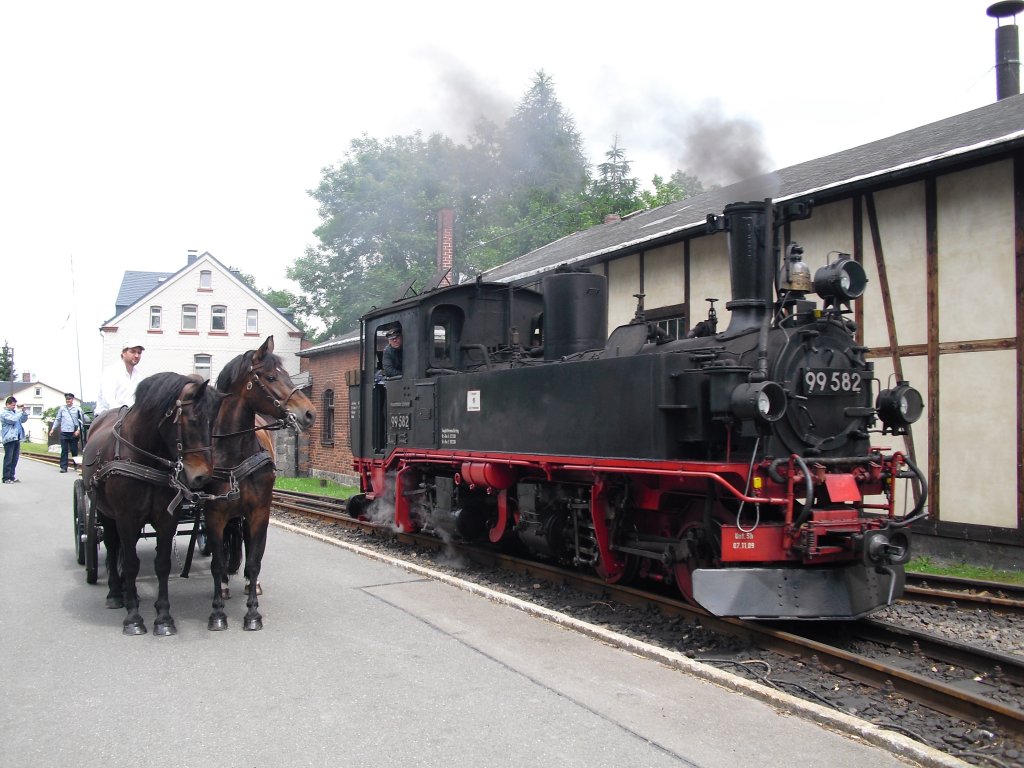 Pfingstdampf in Schnheide am 11.06.11. 99 582 beim Rangieren in Schnheide.