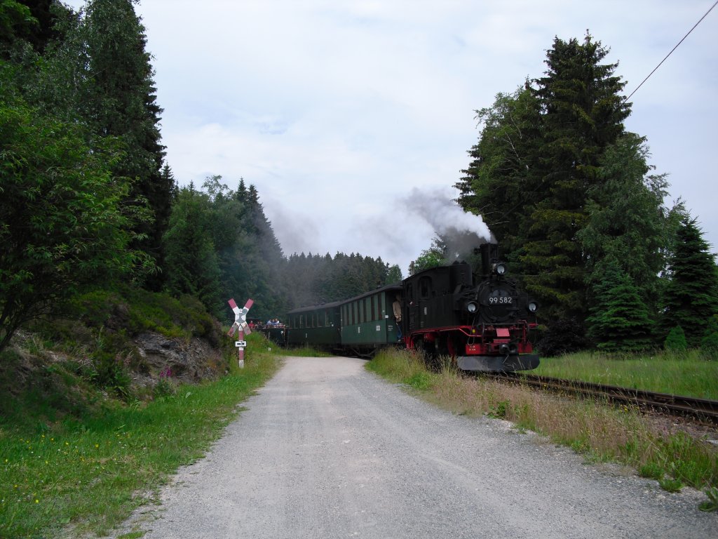 Pfingstdampf in Schnheide am 11.06.11. 99 582 bei der Einfahrt in Neuheide. 

