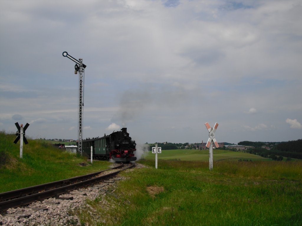 Pfingstdampf in Schnheide am 11.06.11. 99 582 bei der Einfahrt in Schnheide. 

