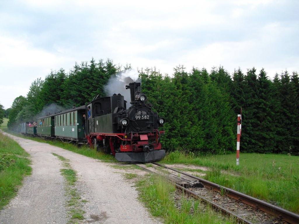Pfingstdampf in Schnheide am 11.06.11. 99 582 ist hier zwischen Sttzengrn und  Neuheide unterwegs. 

