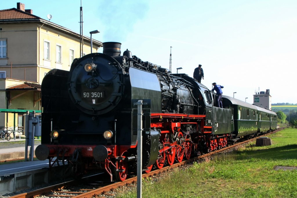 Pfingstfahrt von Meiningen zur Schiefen Ebene (2)
Hier beim Aufenthalt in Mellrichstadt und Warten auf die �berholung des Regionalexpresses von Erfurt nach W�rzburg