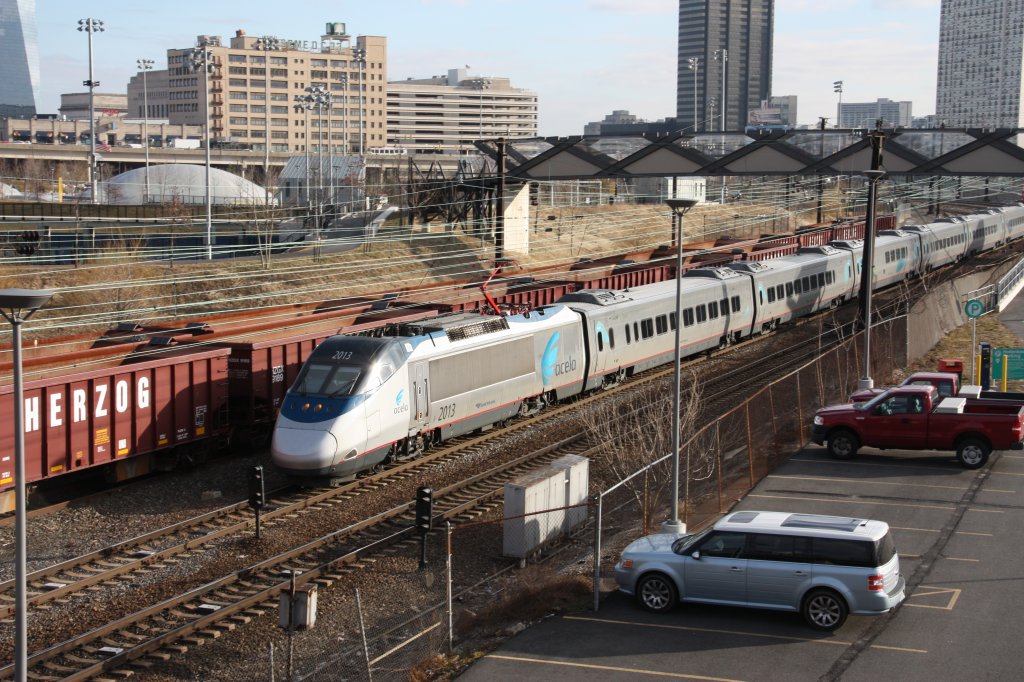 Philadelphia, USA, 03/03/13 : AMTRAK Acela Express 2013 verlsst Philly's 30th St. Station Richtung Washington