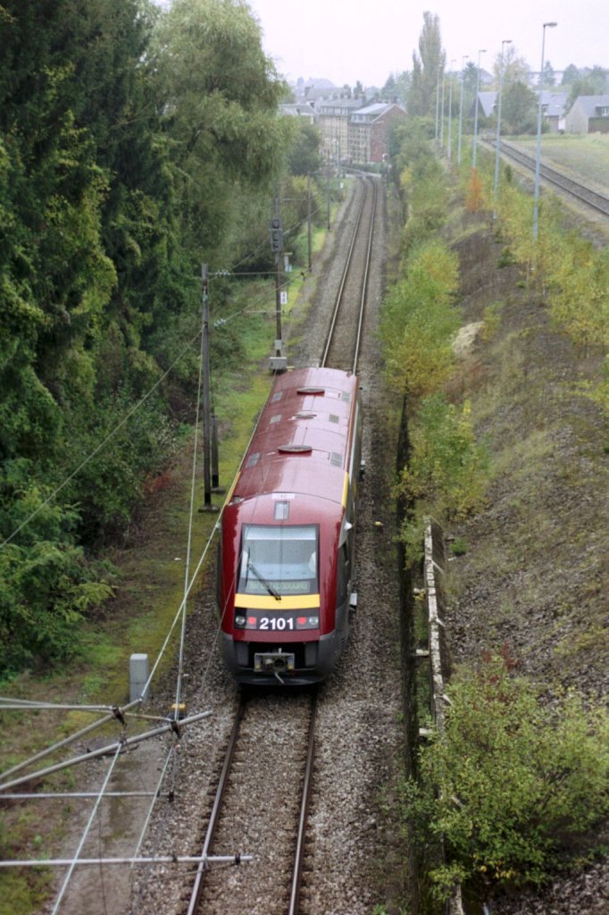 Photoscan: Viel zu wenig Bilder gibt es von diesem Triebwagen. CFL 2101 verl�sst Dudelange - Usines richtung Dudelange. Aufgenommen Juli 2002.
