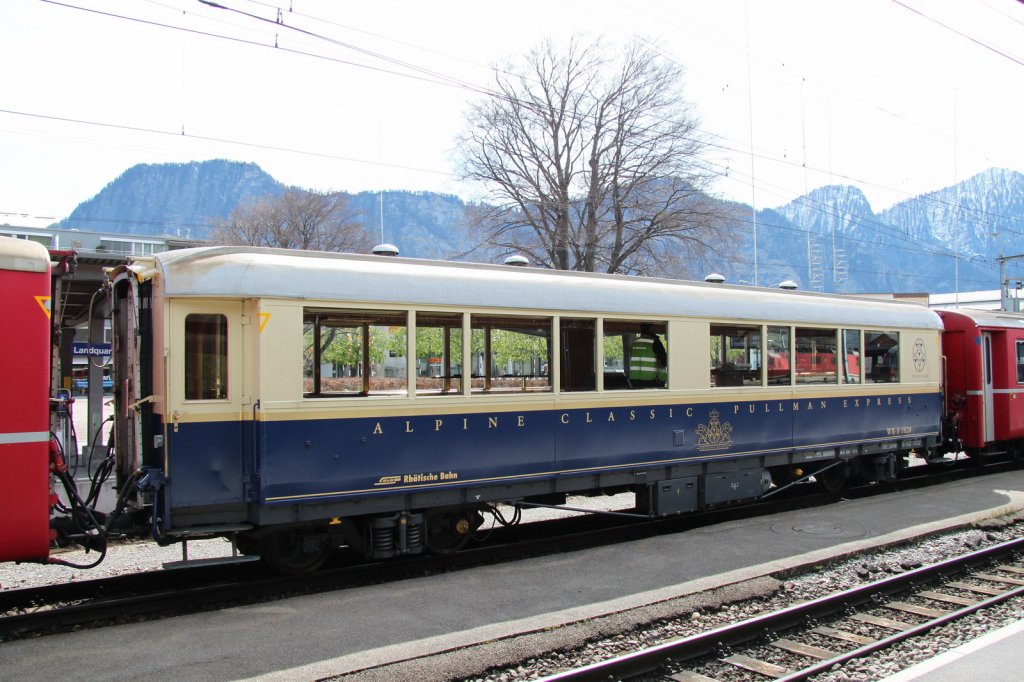Piano Barwagen WR-S 3820(1928)ein Wagen mit einer langen Geschichte,ex.MITROPA B4 162 Berninabahn,ex RhB Dr4 14(1944 whrend des II.WK,Einbau einer Kche in Berlin)und ab 1956 WR-S 3814.Landquart 25.04.12