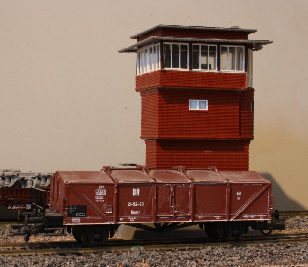 Piko 58073 Klappdeckel Gterwagen schon werkseitig gealtert DR Ep III und Auhagen 11375 Stellwerk Erfurt 