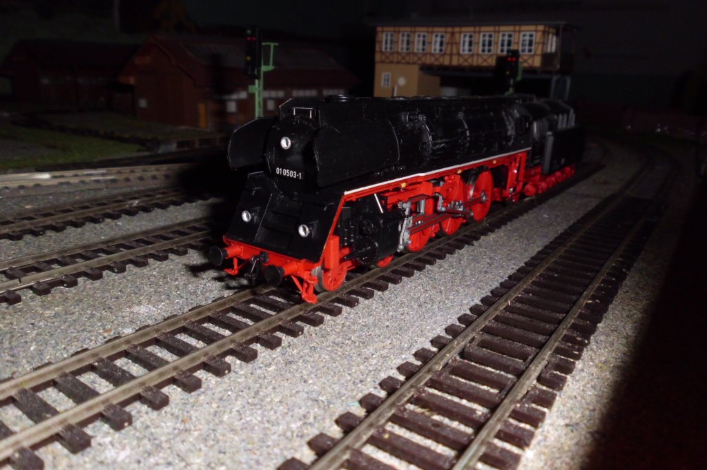Piko`s 01 0503 zu Besuch auf meiner H0-Kelleranlage.