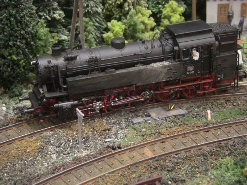 Pikos BR 82 wurde auch leicht gealtert und bekam zwei Preiserlein verpasst. Die Lok sieht aber noch besser aus, als die BR 24