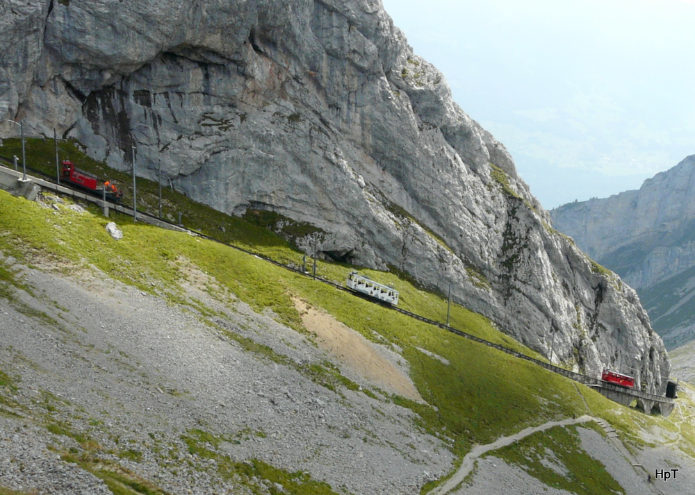 Pilatusbahn - 3 Fahrzeuge auf der Triebwagen Bhe 1/2 22 und Bhe 1/2 29 und Xhm 1/2 32 am 10.09.2012