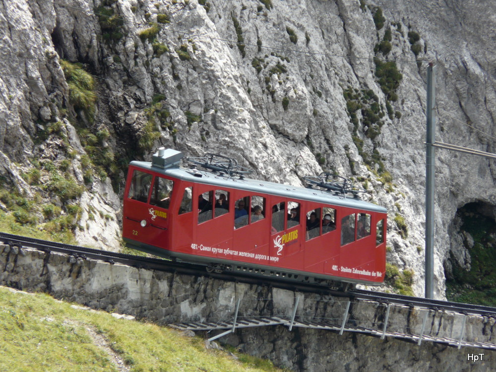 Pilatusbahn - Triebwagen Bhe 1/2  22 unterwegs auf Talfahrt am 10.09.2012