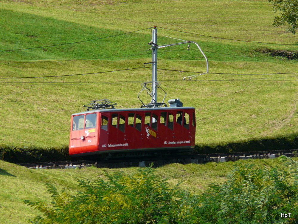 Pilatusbahn - Triebwagen Bhe 1/2  25 unterwegs auf Bergfahrt in Alpnachstad am 10.09.2012