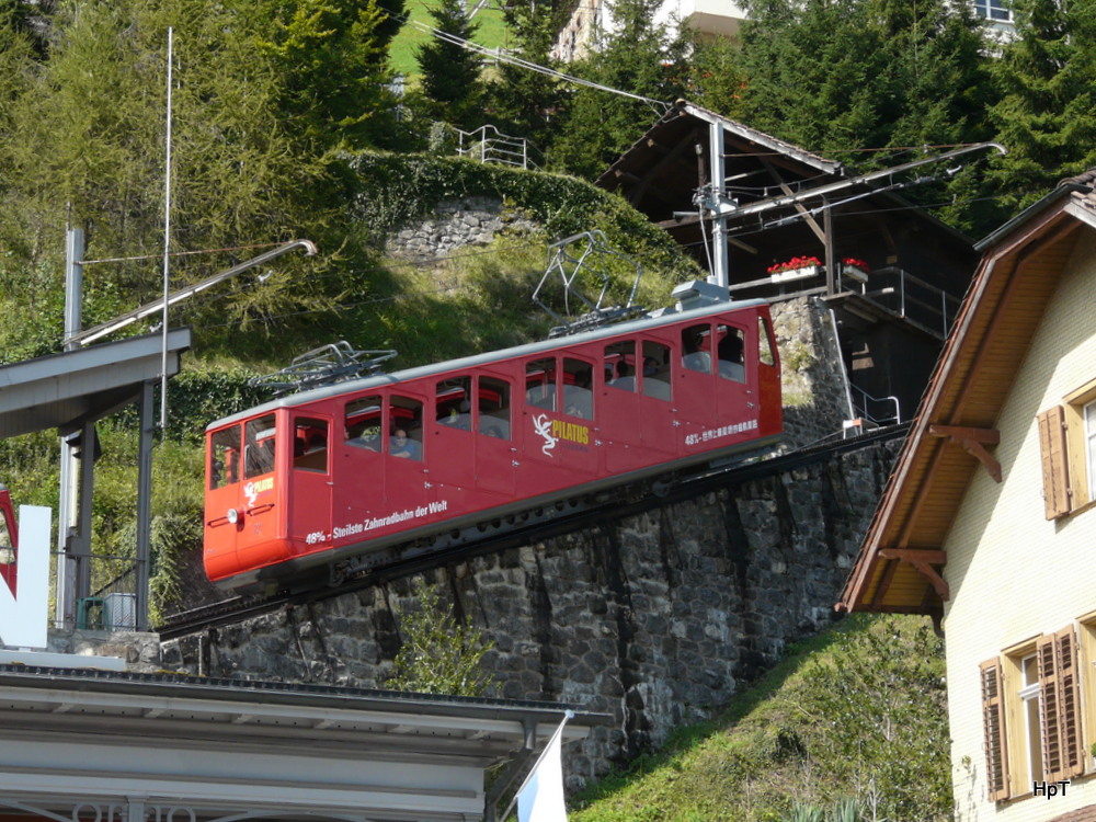 Pilatusbahn - Triebwagen Bhe 1/2  27 im Bahnhof in Alpnachstad am 10.09.2012