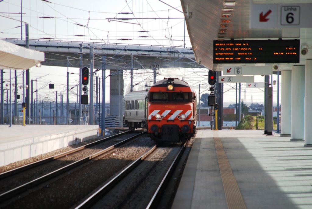 PINHAL NOVO (Distrikt Setúbal/Concelho Palmela), 19.02.2010, C.P.1946 als IC 590 von Beja nach Lisboa Oriente bei der Einfahrt in den Bahnhof Pinhal Novo