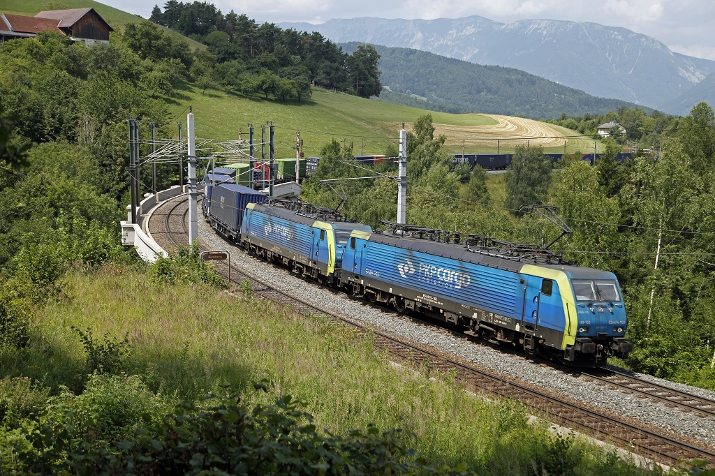 PKP 189-153 und 189-154 sind am 19.07.2013 mit einem Gterzug am Abfaltersbachgraben-Viadukt zu sehen.