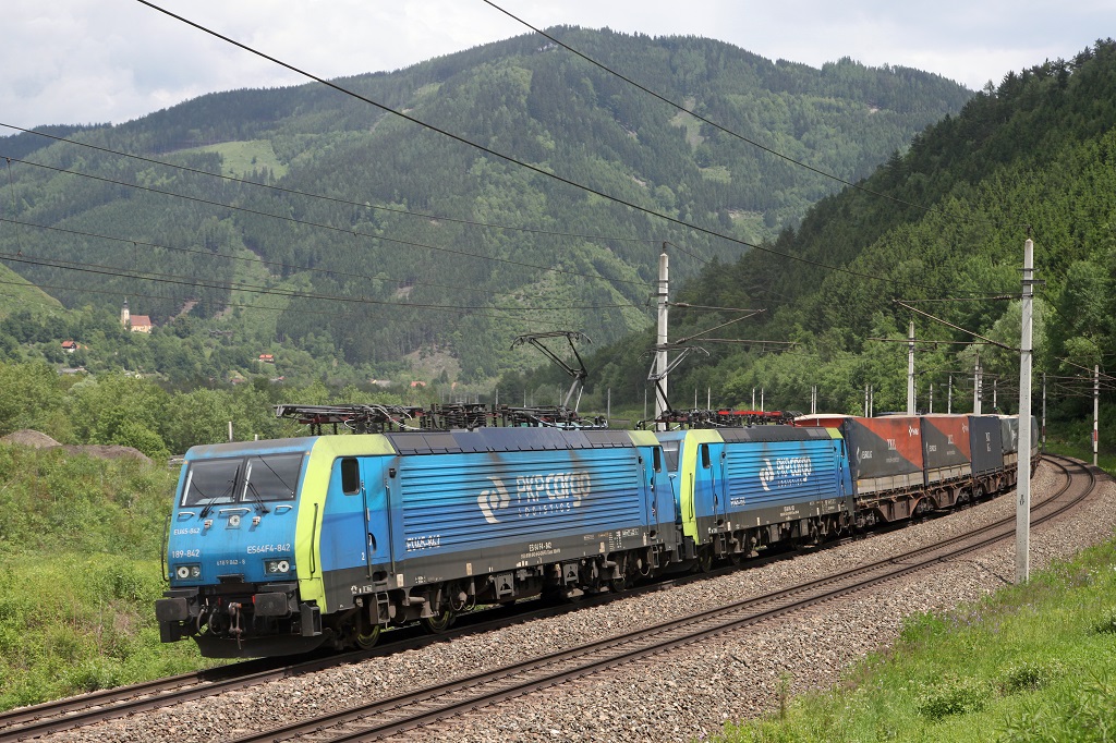 PKP 189 842 + 189 153 mit Zug 42089 bei Niklasdorf am 28.05.2013.