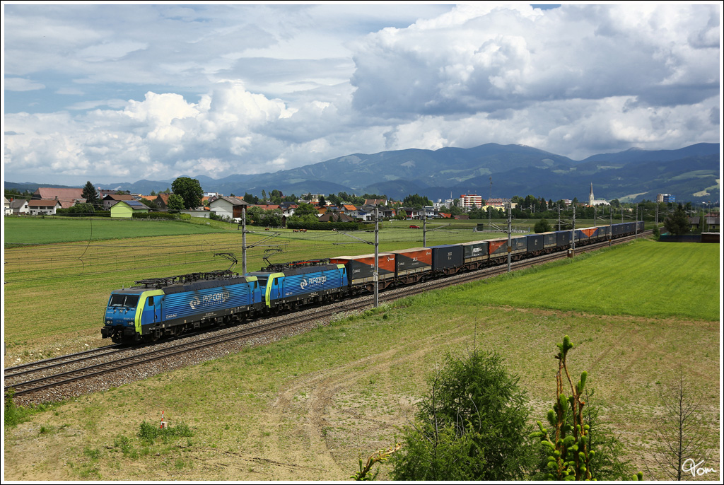 PKP Cargo 189 842 + 189 153 rollen mit dem Containerzug 42089 durch das Aichfeld.
Zeltweg 28.5.2013