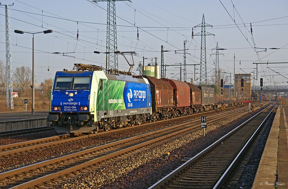 PKP Cargo - EU 43-004 ( Baugleich BR 186 ) durchfhrt mit einem gemischten Gterzug den Bahnhof Berlin Schnefeld Flughafen Richtung Genshagener Heide.
20.11.2009
