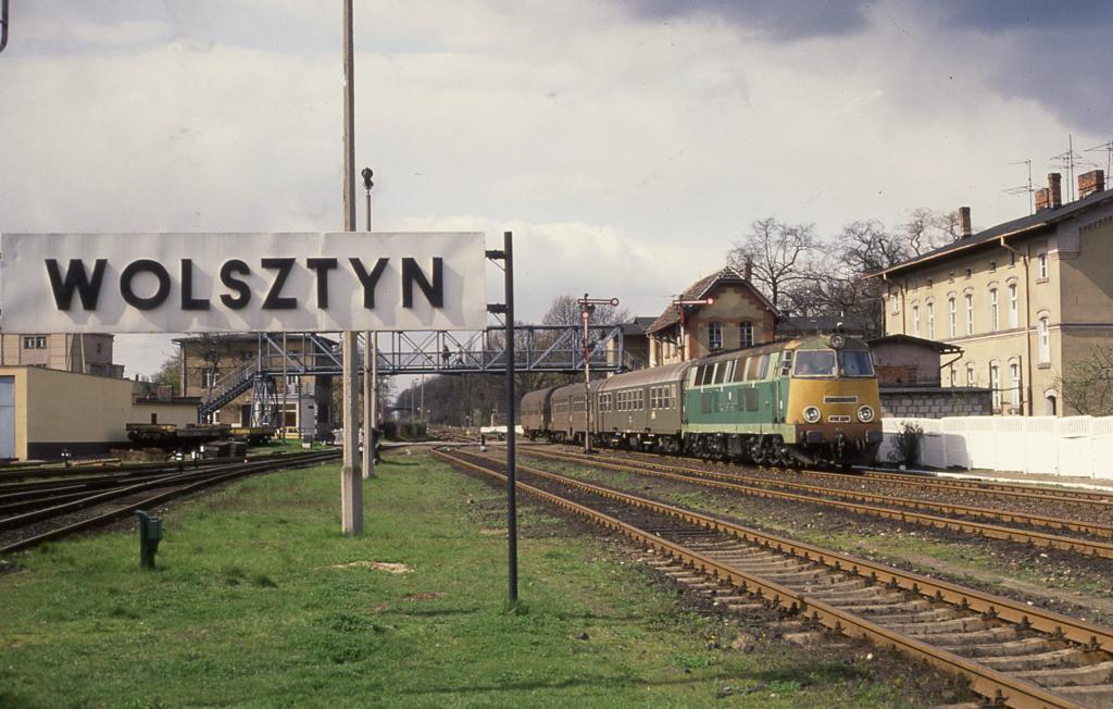 PKP Diesellok SP 45-042 fhrt am 20.4.1992 ume 15.09 Uhr
mit einem Personenzug nach Lezno in
den Bahnhof Wolsztyn ein.