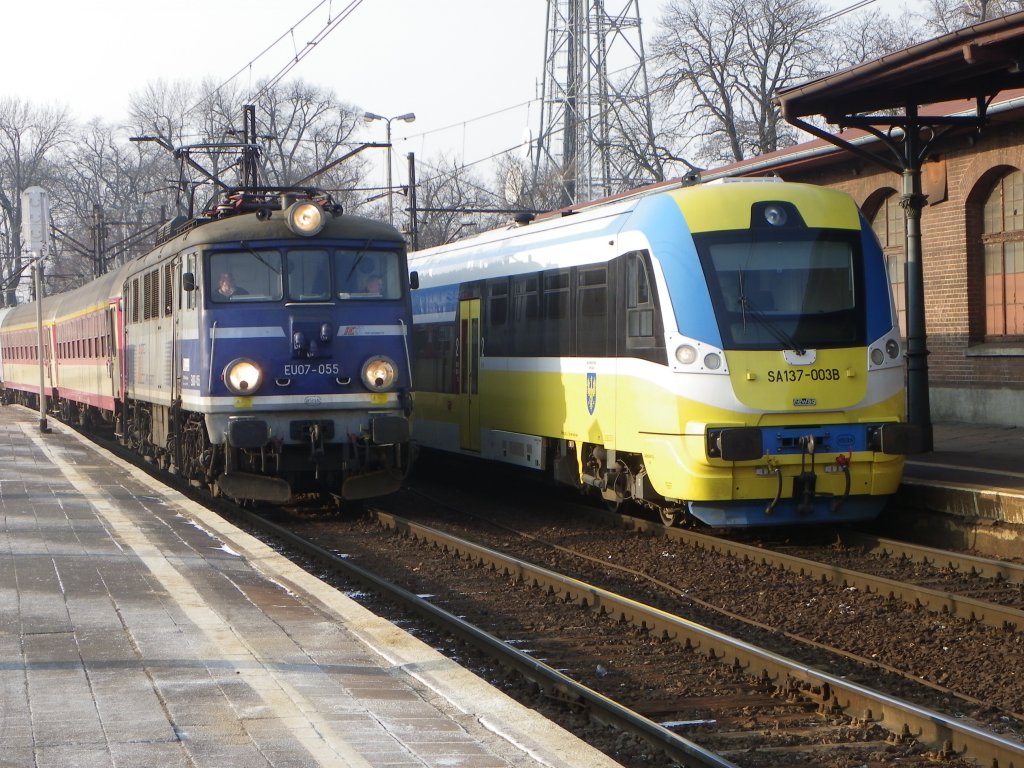 PKP-E-07 von Breslau (Wrocław, Wroclaw) kommend bei der Einfahrt in den Hauptbahnhof Oppeln (Opole) neben einem SA 137 in Lackierung der Woiwodschaft Oppeln (2012)