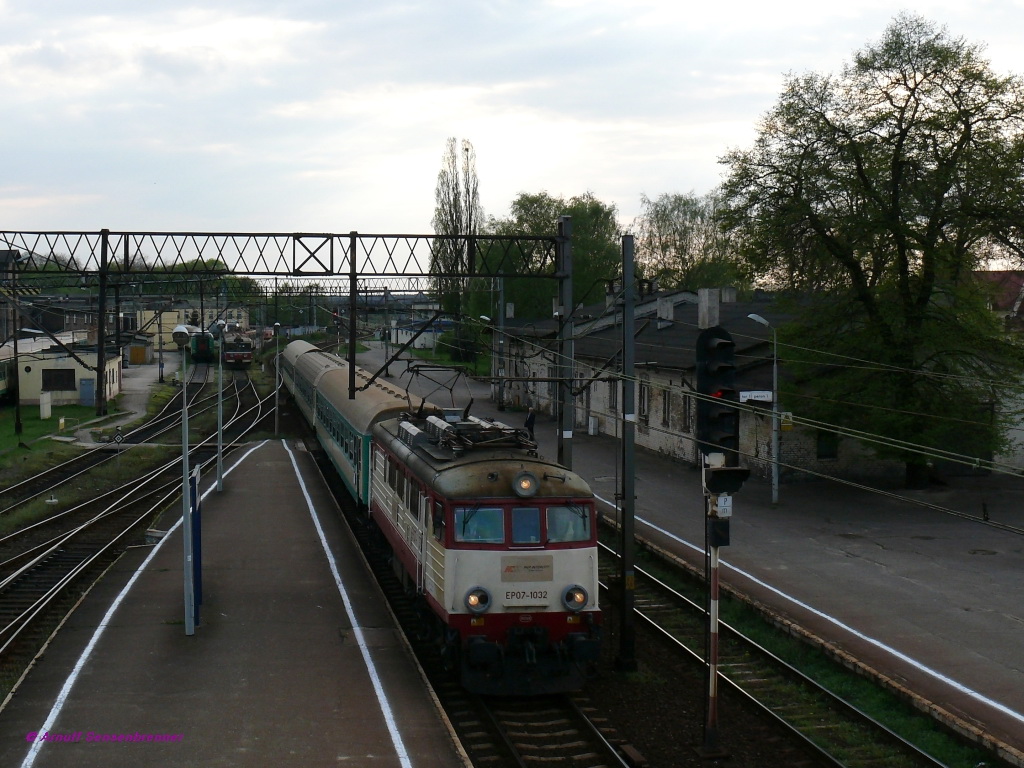 PKP EP07-1032 fhrt mit Interregio(TLK)-Zug von Stettin ber Posen nach Breslau in Kreuz ein.
Der Zug besteht nur aus 3 Wagen und die sind dann vllig berfllt. 
Die Wagen werden von der Lok von Szczecin bis Poznan gefhrt und gehen dort als Kurswagen auf einen Zug nach Wroclaw ber.
05/2010 Krzyz (Kreuz an der Ostbahn)