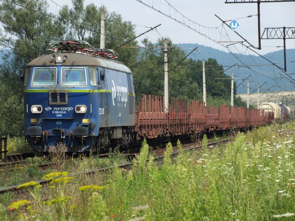 PKP ET 22-2151 mit einem Gz bei der Einfahrt im Bf Klodzko (03.08.11).