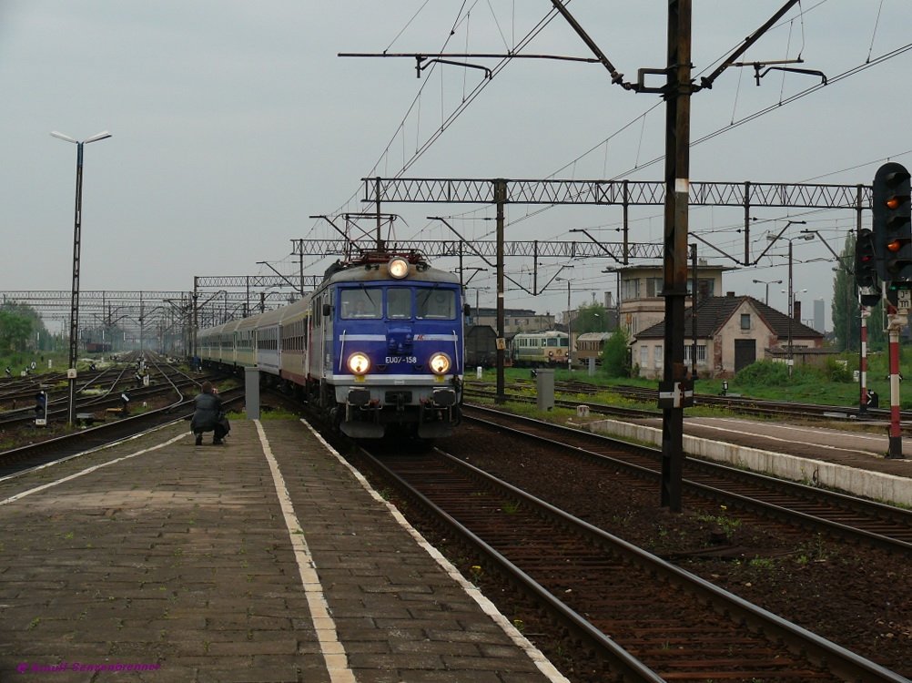 PKP EU07-158 mit einem Interregio aus Posen kommend bei der Einfahrt.
05/2010 Lezno/Lissa