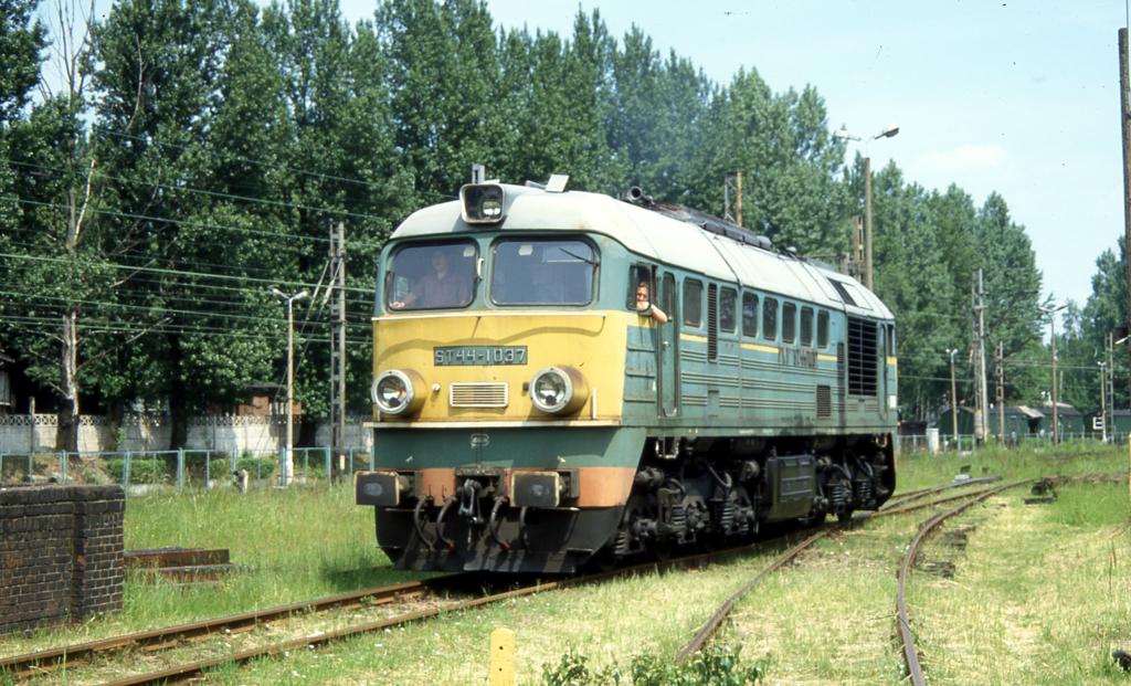 PKP Grossdiesellok ST-441037 kehrt von einem Einsatz zurck und
fhrt am 15.6.2001 in das Bahnbetriebswerk in Ratibor ein.