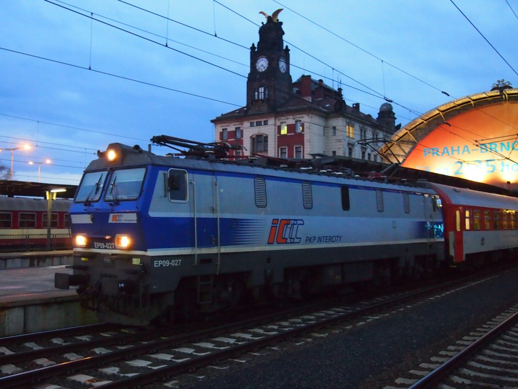 PKP Intercity EP09-027 im Hauptbahnhof Prag am 10. 1. 2013.