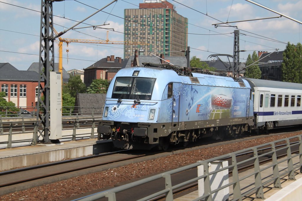 PKP Lok 5 370 007 mit dem Berlin-Warszawa-Express kurz vor der Einfahrt
in den den Berliner Hbf.22.06.12