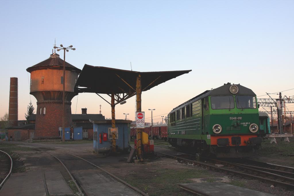 PKP SU 46 010 wird am Abend des 27.4.2012 im Bahnbetriebswerk Olsztyn
wieder aufgetankt.
