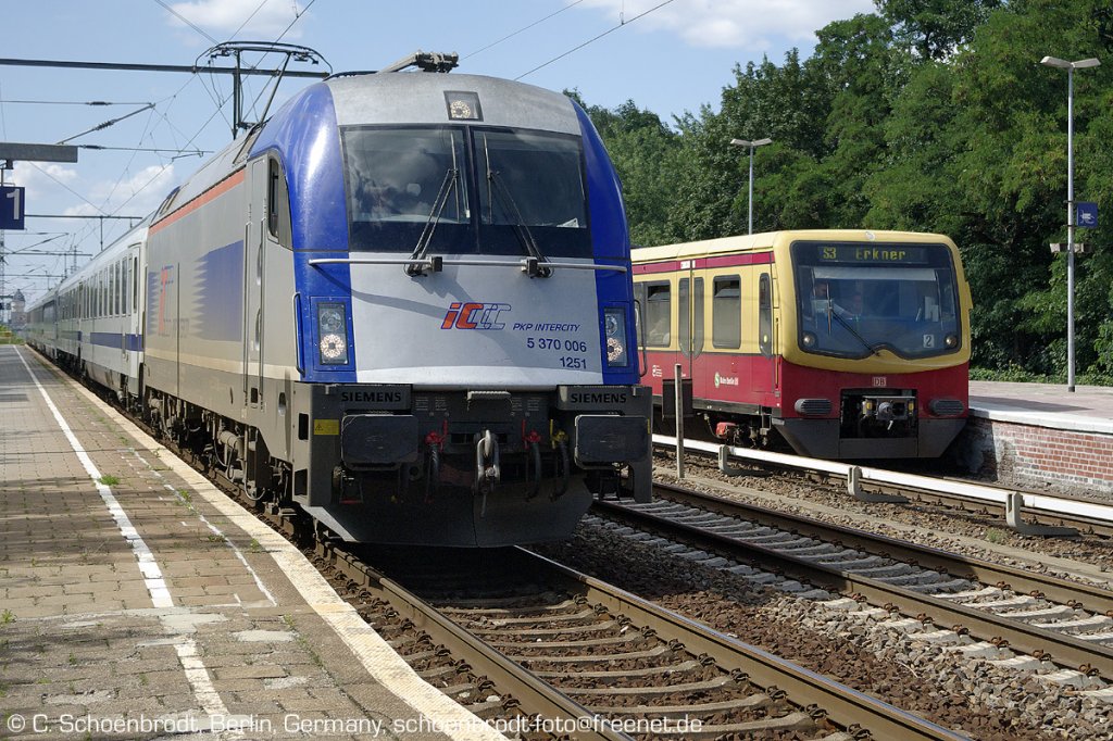 PKPIC E-Lok 5 370 006 (9151 5 370 006-6 PL-PKPIC) der Firma Siemens mit dem Berlin-Warszawa-Express aus Berlin stadtauswrts, S-Bahn BR 481 als S 3 nach Erkner, 14:10, 02.08.2011