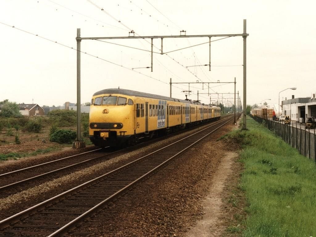 Plan T 520 und Plan V 890 mit Eilzug 3642 Roosendaal-Zwolle bei Elst am 15-5-1996. Bild und scan: Date Jan de Vries.