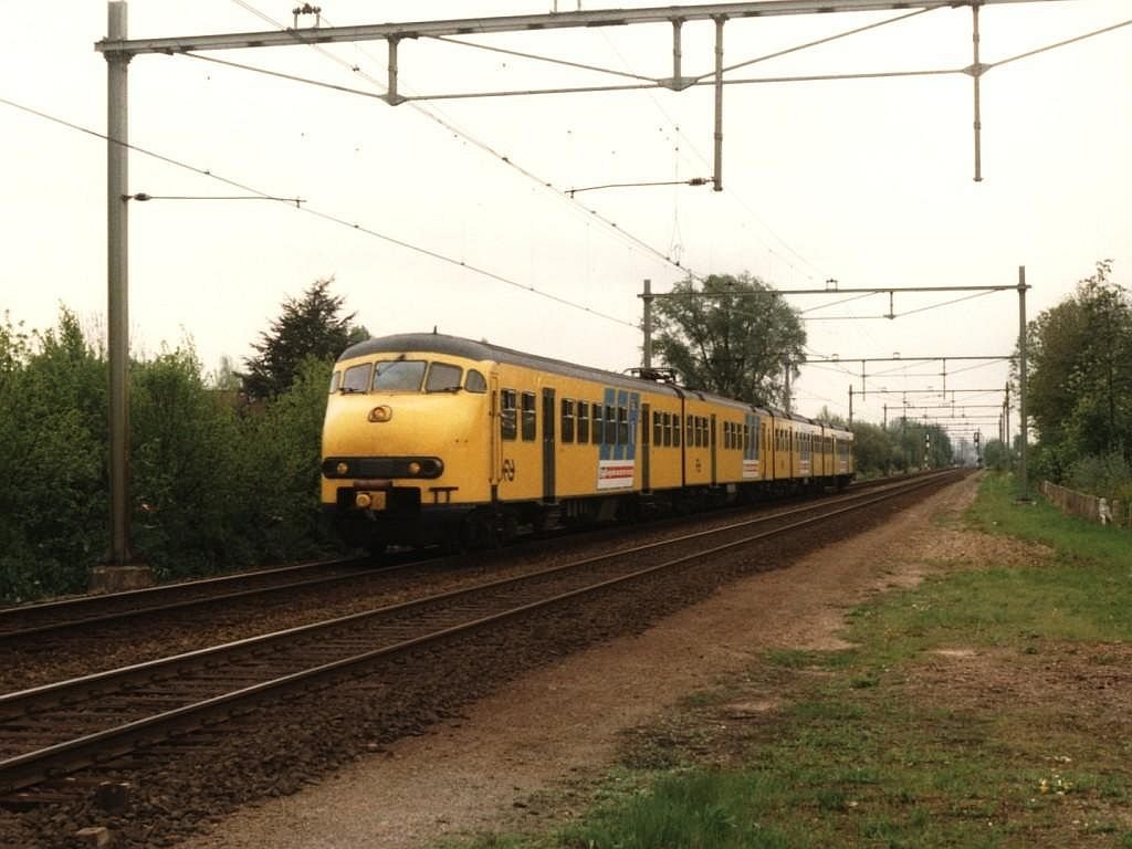 Plan T 521 mit Eilzug 3647 Zwolle-Roosendaal bei Elst am 15-5-1996. Bild und scan: Date Jan de Vries.