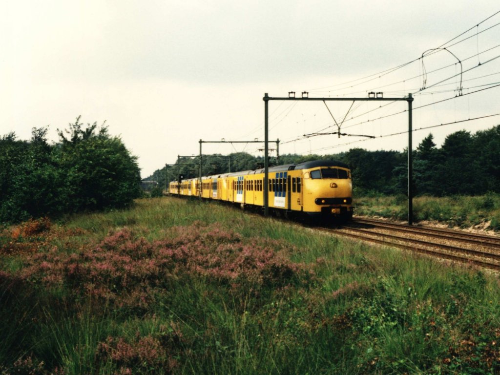 Plan V 436 + 853 + 914 + 424 mit Sonderzug Amsterdam CS-Nijmegen bei Ginkel am 25-8-1996. Bild und scan: Date Jan de Vries.