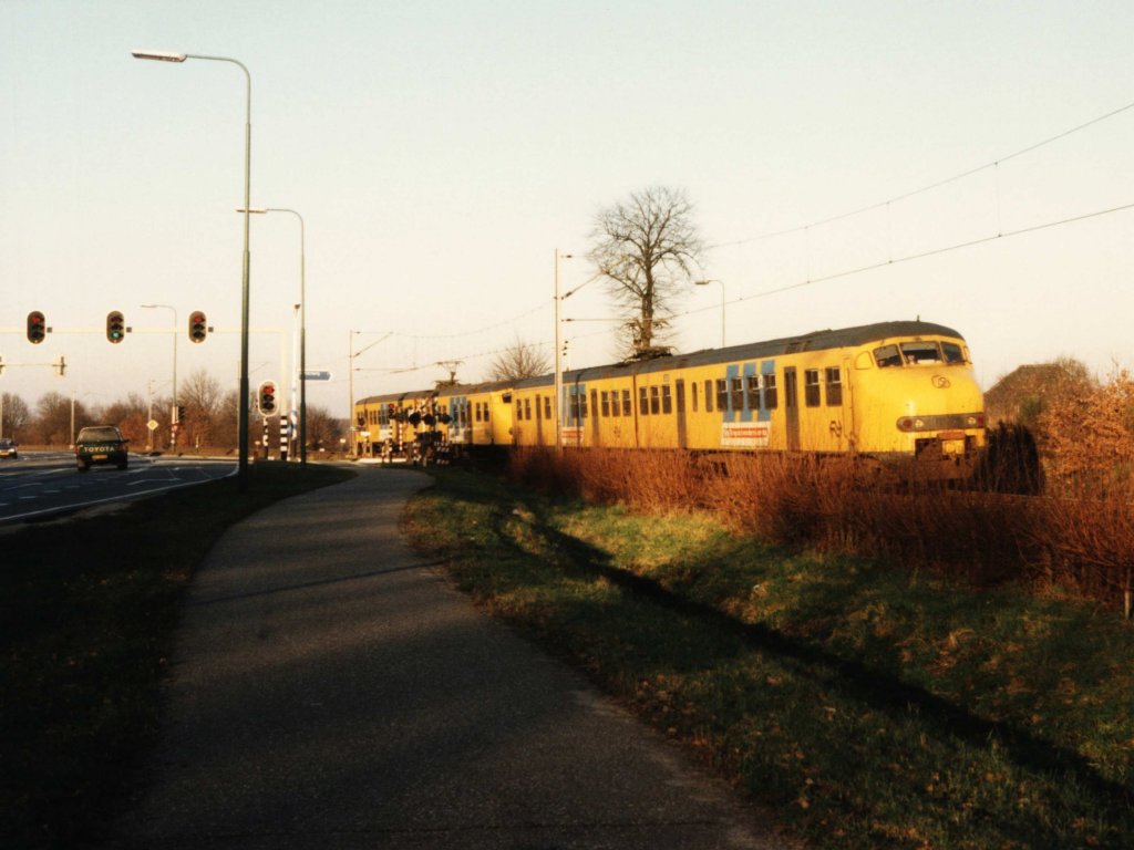 Plan V 469 und 472 mit Regionalzug 5949 Utrecht-Rhenen bei Achterberg am 21-12-1996. Bild und scan: Date Jan de Vries.