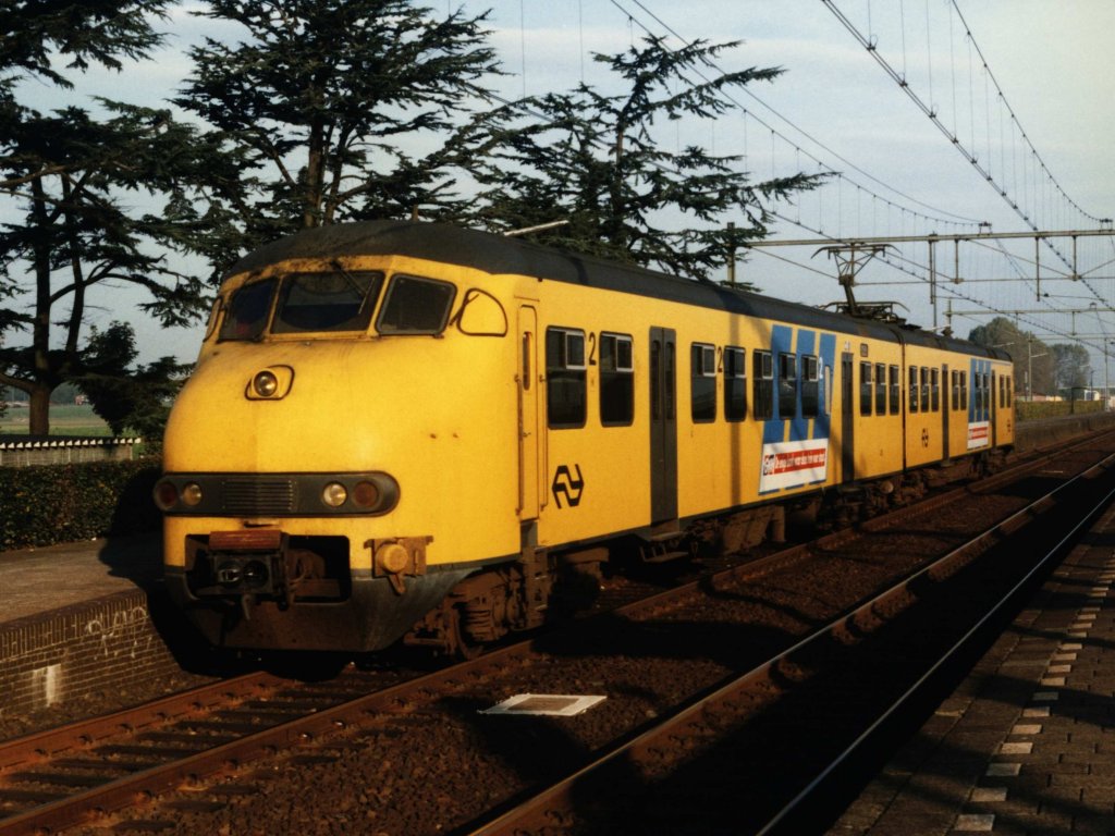 Plan V 478 mit Regionalzug 4643 Dordrecht-Roosendaal auf Bahnhof Lage Zwaluwe am 14-10-1996. Bild und scan: Date Jan de Vries.