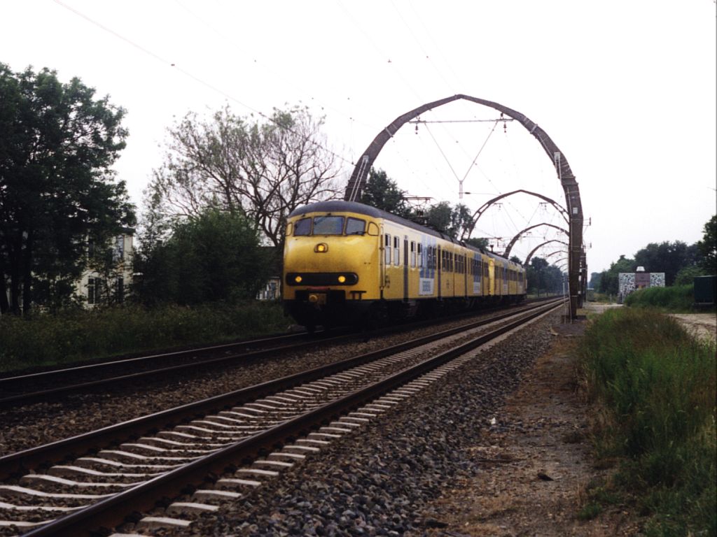 Plan V 483 und 493 mit Regionalzug 5758 Utrecht-Hilversum bei Maartensdijk am 12-6-1999.