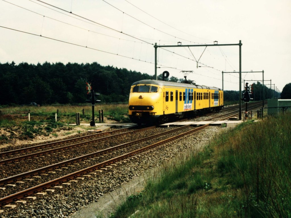 Plan V 801 mit Regionalzug 19842 Zutphen-Utrecht CS bei Ginkel am 24-8-1996. Bild und scan: Date Jan de Vries.