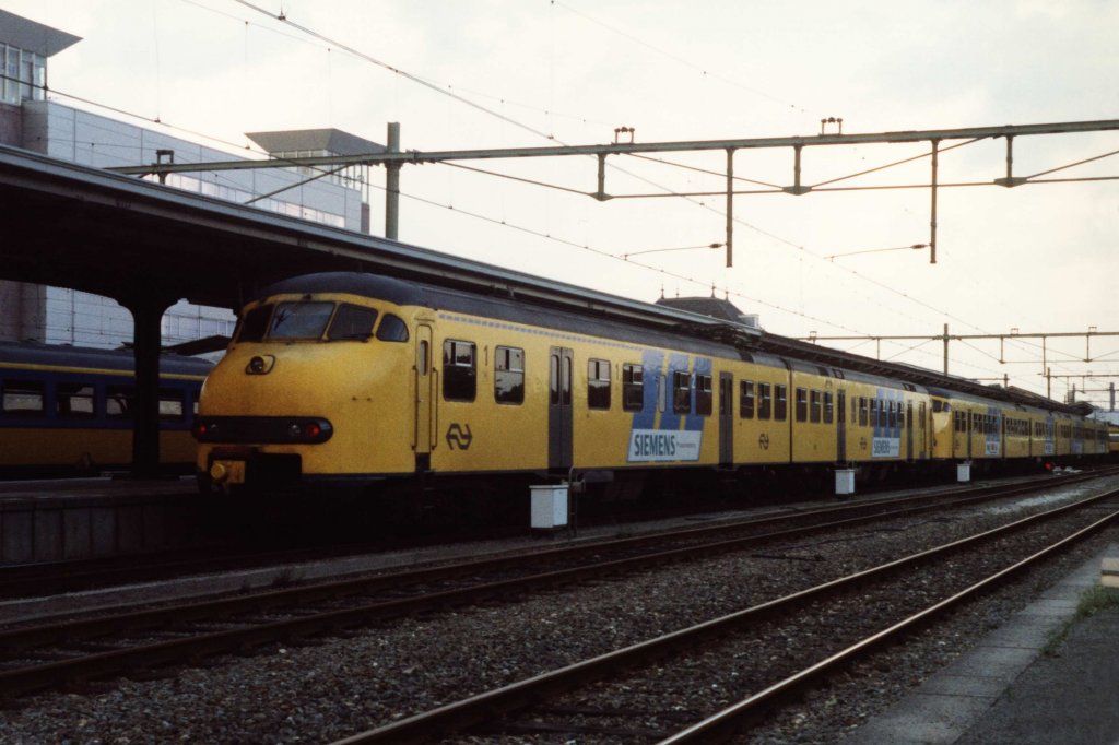 Plan V 808 und Plan T 529 mit IC 3554 Eindhoven-Leeuwarden auf Bahnhof Leeuwarden am 9-9-1994. Bild und scan: Date Jan de Vries.