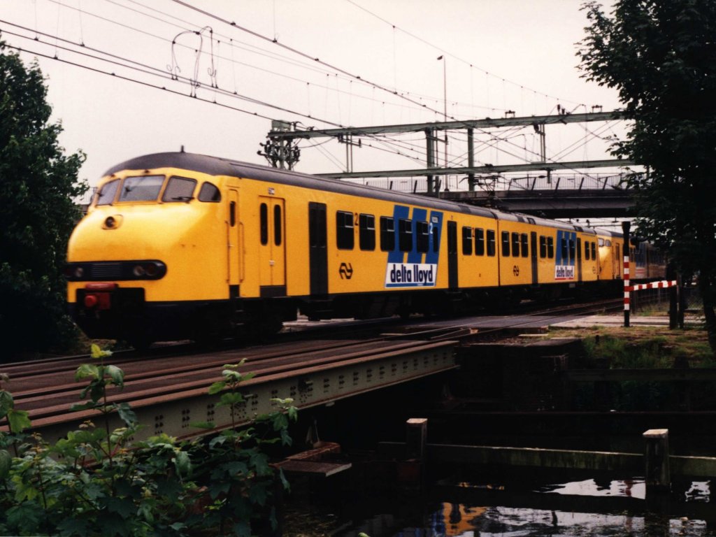 Plan V 861 und 963 mit Stoptrein 8145 Zwolle-Groningen bei Meppel am 20-6-1994. Bild und scan: Date Jan de Vries.