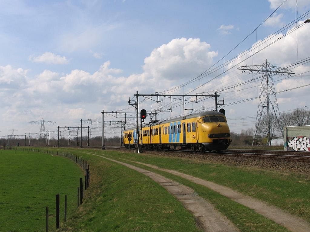 Plan V 894 mit D 3843 Zwolle-Emmen bei Herfte am 2-4-2010.