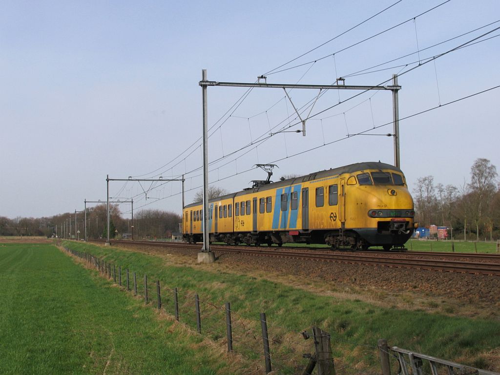 Plan V 894 mit Regionalzug 8038 Emmen-Zwolle bei Herfte am 2-4-2010.