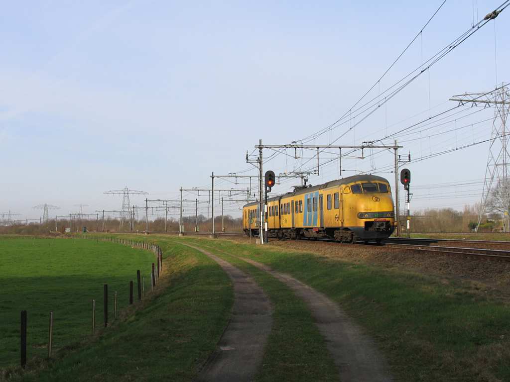 Plan V 894 mit Regionalzug 8025 Zwolle-Emmen bei Herfte am 2-4-2010. 