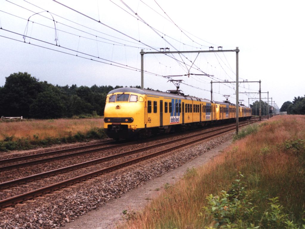 Plan V 917, 411 und 905 mit Regionalzug Arnhem-Ede-Utrecht bei Ginkel am 26-6-1998. Bild und scan: Date Jan de Vries.
