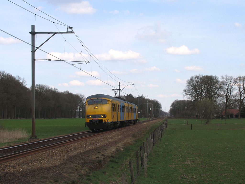 Plan V 951 mit D 3856 Emmen-Zwolle bei Rechteren am 2-4-2010.