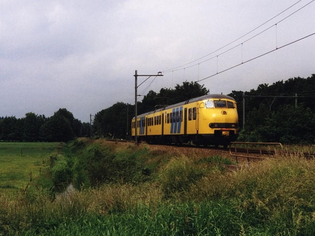 Plan V 952 mit Regionalzug 5544 Baarn-Utrecht CS bei Baarn am 12-6-1999. Bild und scan: Date Jan de Vries.
