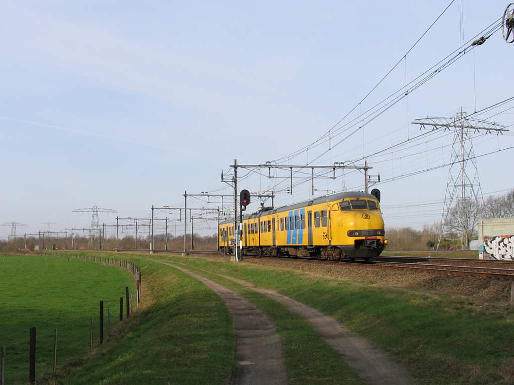 Plan V 953 mit D 3827 Zwolle-Emmen bei Herfte am 2-4-2010. 