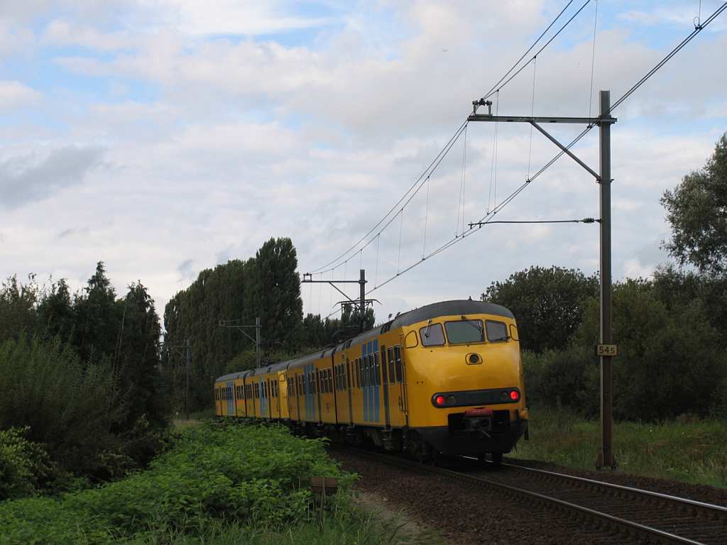 Plan V 954 und 447 mit Regionalzug 3847 Zwolle-Emmen in Coevorden am 18-9-2012.